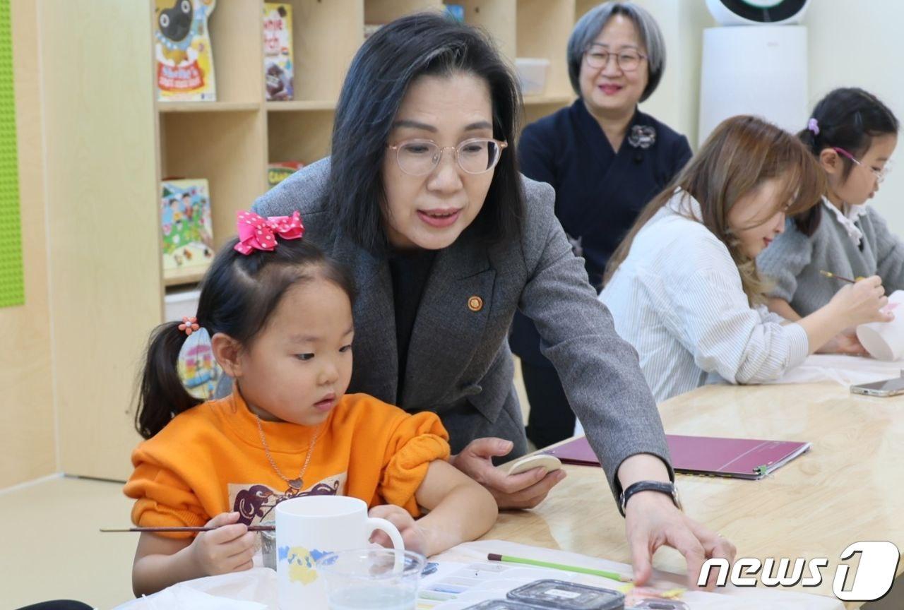 본문 이미지 - 자녀돌봄품앗이 프로그램 자료사진.(여성가족부 제공)/뉴스1