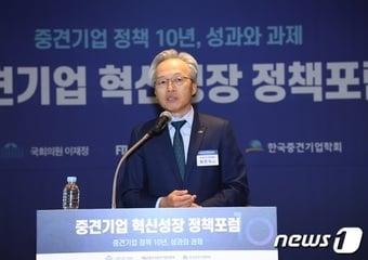 본문 이미지 - 최진식 한국중견기업연합회 회장이 14일 열린 '중견기업 혁신성장 정책포럼'에서 환영사를 하고 있다. (중견련 제공)