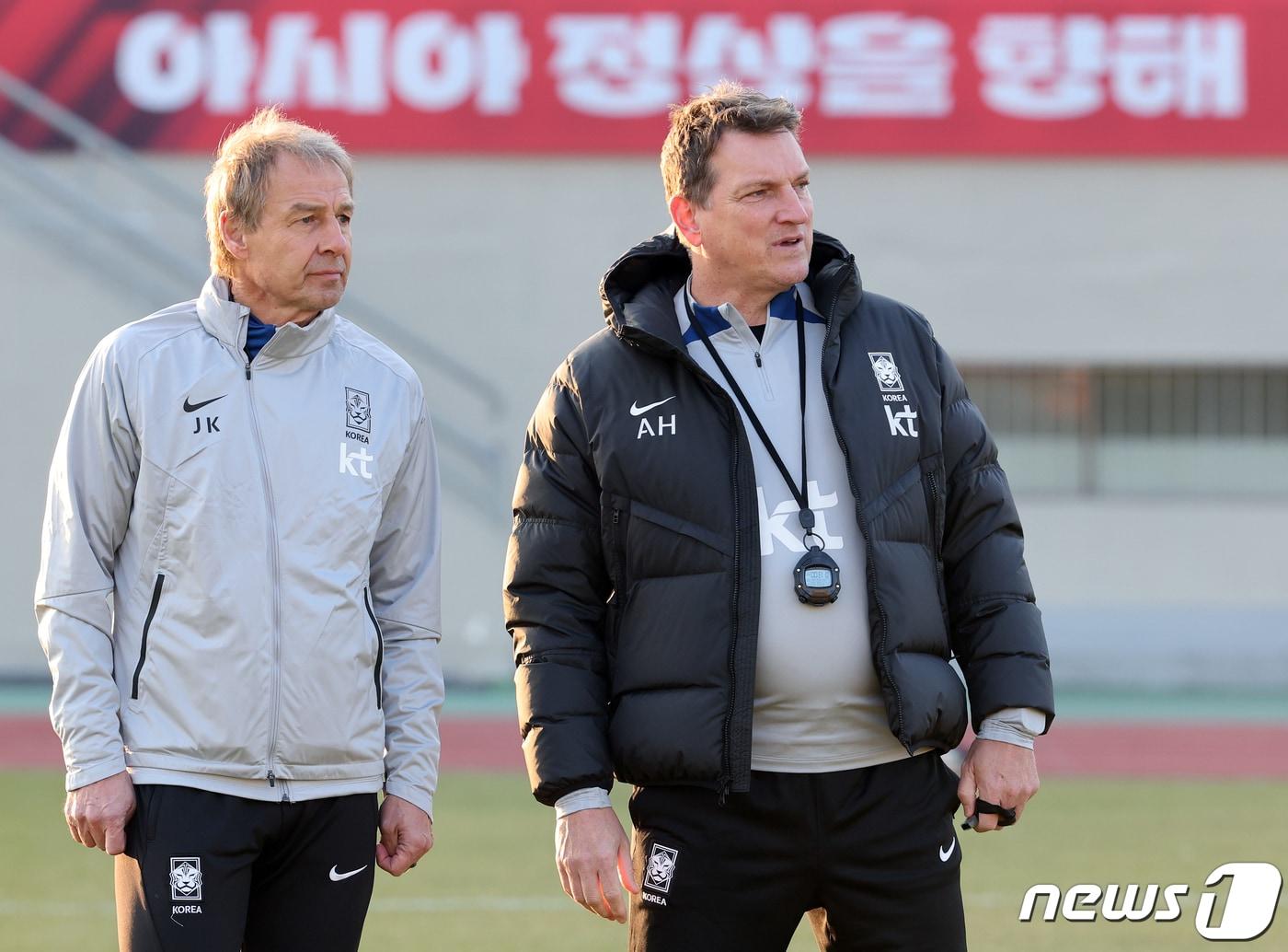 본문 이미지 - 위르겐 클린스만 대한민국 축구대표팀 감독이 14일 오후 서울 양천구 목동운동장에서 2026 국제축구연맹(FIFA) 북중미 월드컵 아시아 지역 2차 예선을 앞두고 안드레아스 헤어초크 수석코치(오른쪽)와 선수들의 훈련을 지켜보고 있다.  2023.11.14/뉴스1 ⓒ News1 김진환 기자