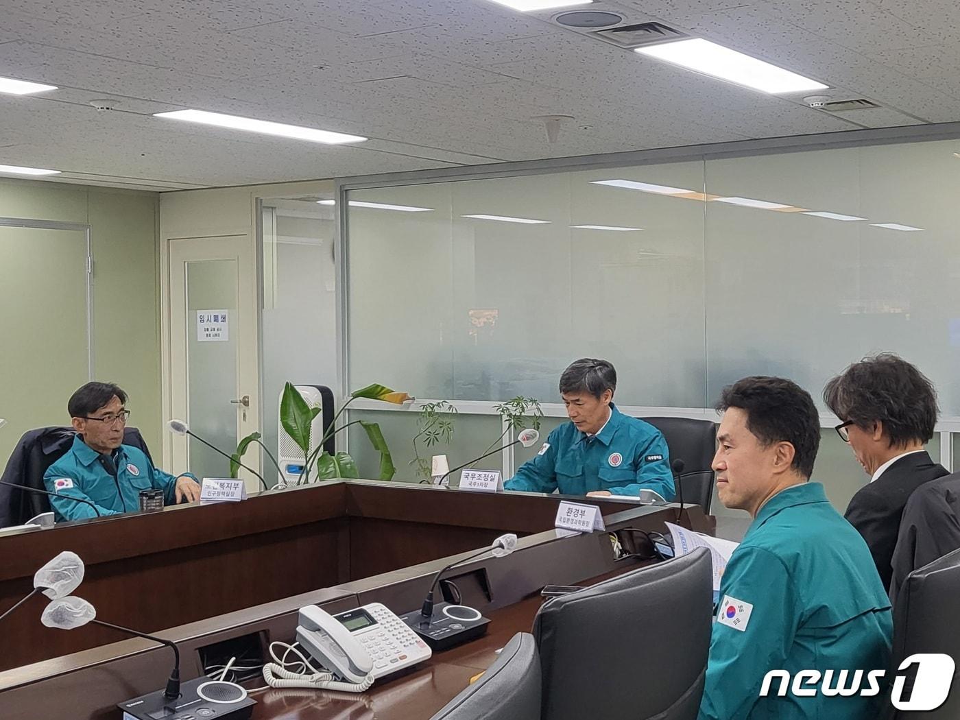 본문 이미지 - 박구연 국무1차장이 14일 오후 정부서울청사에서 '빈대 확산 방지 정부합동대응회의'를 주재하고 있다.(총리실 제공)/