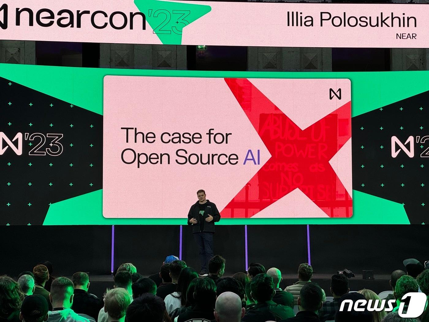 본문 이미지 - 일리야 폴로슈킨(Illia Poloshukin) 니어프로토콜 창업자 겸 최고경영자(CEO)가 지난 9일(현지시간) 포르투갈 리스본에서 열린 '니어콘 2023'에서 발표하고 있다.