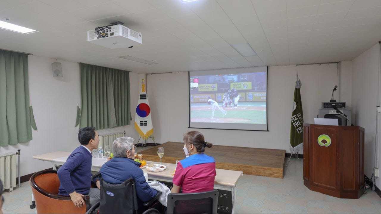 본문 이미지 - 박민식 국가보훈부 장관이 오성규 애국지사와 함께 야구경기를 시청하고 있다.(박민식 장관 페이스북)