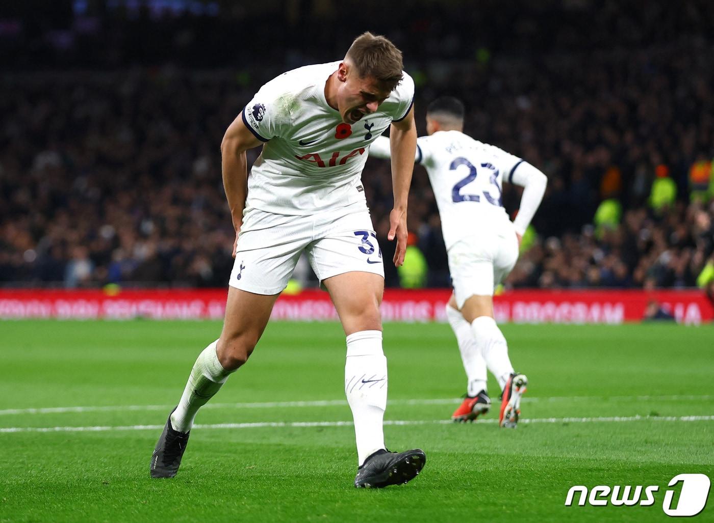 본문 이미지 - 토트넘의 미키 판 더 펜. ⓒ 로이터=뉴스1