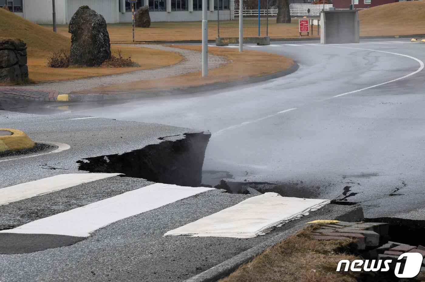 14일(현지시간) 아이슬란드 그린다비크 지역의 도로가 잦은 지진 등 화산 폭발 징후로 인해 무너져있다. 2023.11.15 ⓒ 로이터=뉴스1 ⓒ News1 정지윤 기자