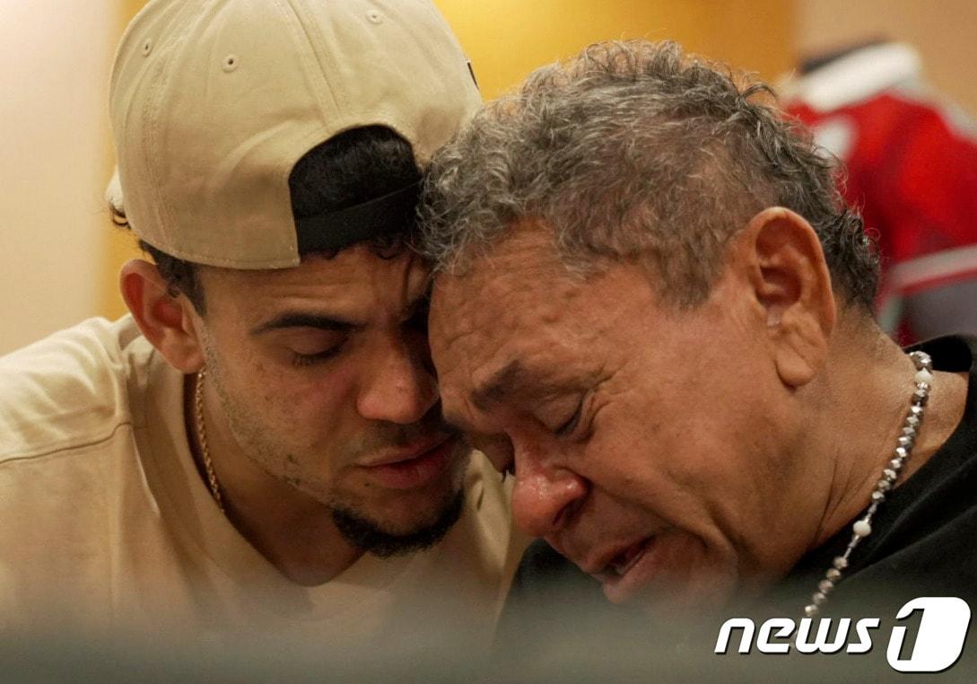 본문 이미지 - 납치됐다 풀려난 아버지와 눈물의 상봉을 한 디아스(왼쪽). ⓒ AFP=뉴스1