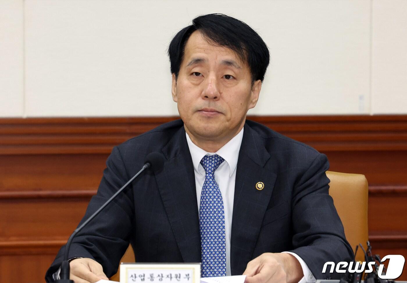 본문 이미지 - 장영진 산업통상자원부 1차관이 15일 오전 서울 종로구 세종대로 정부서울청사에서 열린 비상경제장관회의 겸 수출투자대책회의에서 모두 발언을 하고 있다. 2023.11.15/뉴스1 ⓒ News1 김명섭 기자