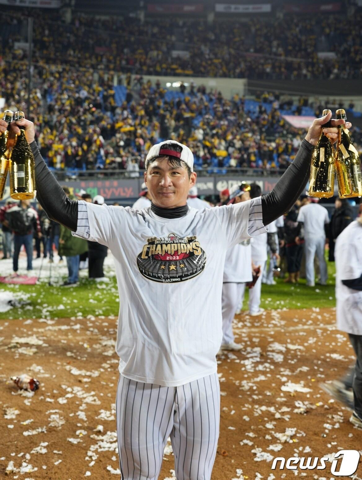 본문 이미지 - 한국시리즈(KS) 최우수선수상(MVP)을 받은 LG 트윈스의 주장 오지환 선수.(골든블랑 제공)