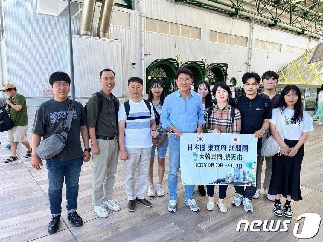 본문 이미지 - 전남 순천시가 지난 8월 일본 나고야 지브리파크를 방문해 선진지 벤치마킹을 하고 단체 기념사진을 찍고 있다. 뉴스1 DB