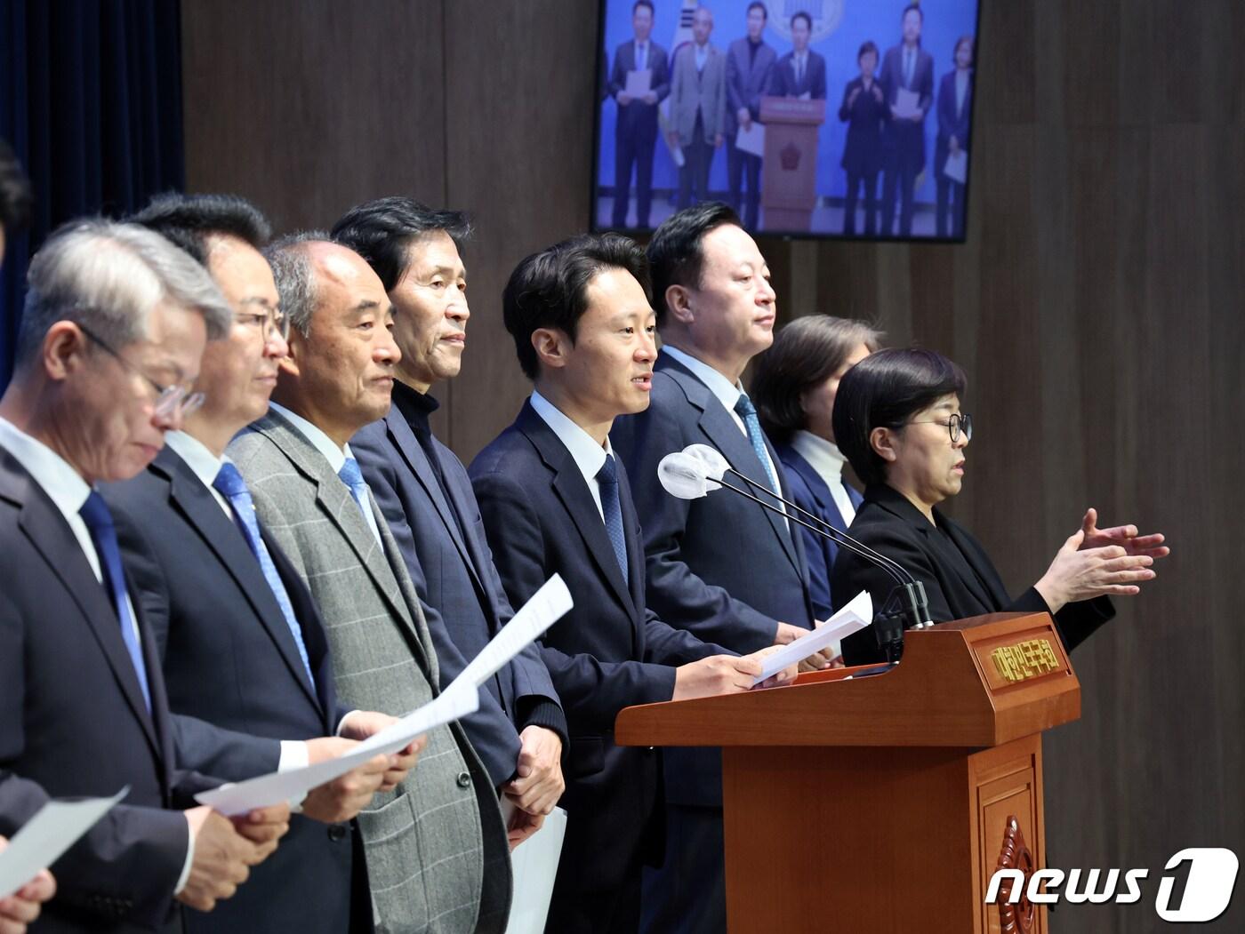 본문 이미지 - 이탄희 등 더불어민주당 의원들. 뉴스1 ⓒ News1 황기선 기자