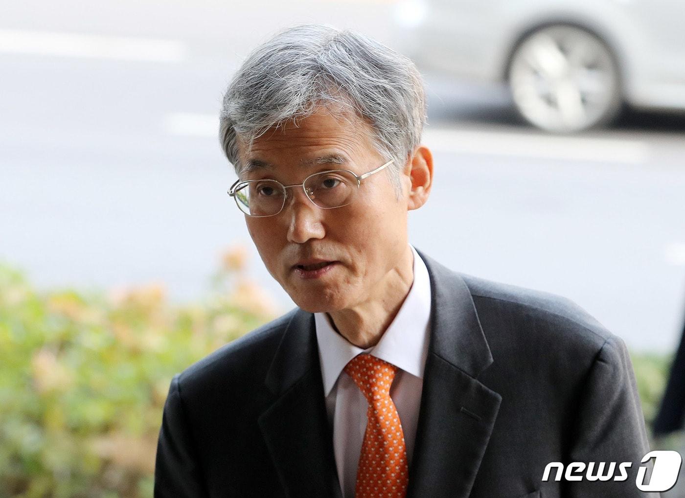 본문 이미지 - 조희대 대법원장 후보자가 15일 오전 서울 서초구에 마련된 청문회 준비 사무실로 출근하고 있다. 2023.11.15/뉴스1 ⓒ News1 박세연 기자