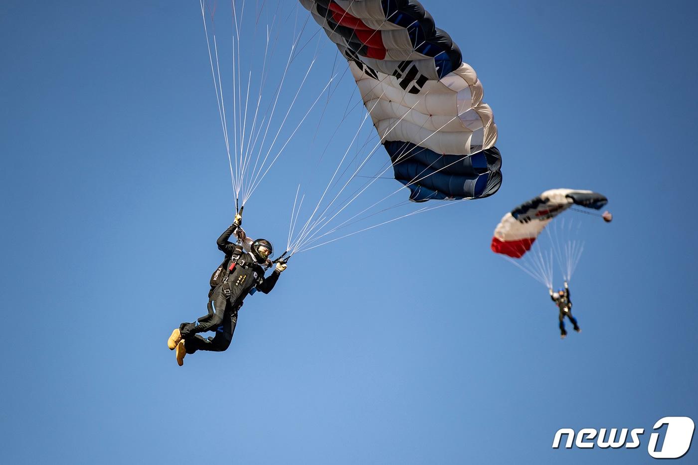 육군특수전사령부 인원이 UH-60에서 이탈해 낙하산을 펼치고 있다. &#40;사진은 기사와 직접 관련 없음&#41; 2023.11.15/뉴스1&#40;육군 제공&#41;