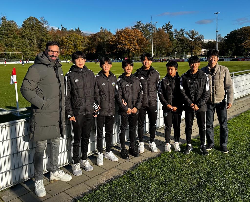 본문 이미지 - 박지성(오른쪽)과 판니스텔루이(왼쪽)가 전북 현대 유망주들을 격려 방문했다. (전북 현대 제공)