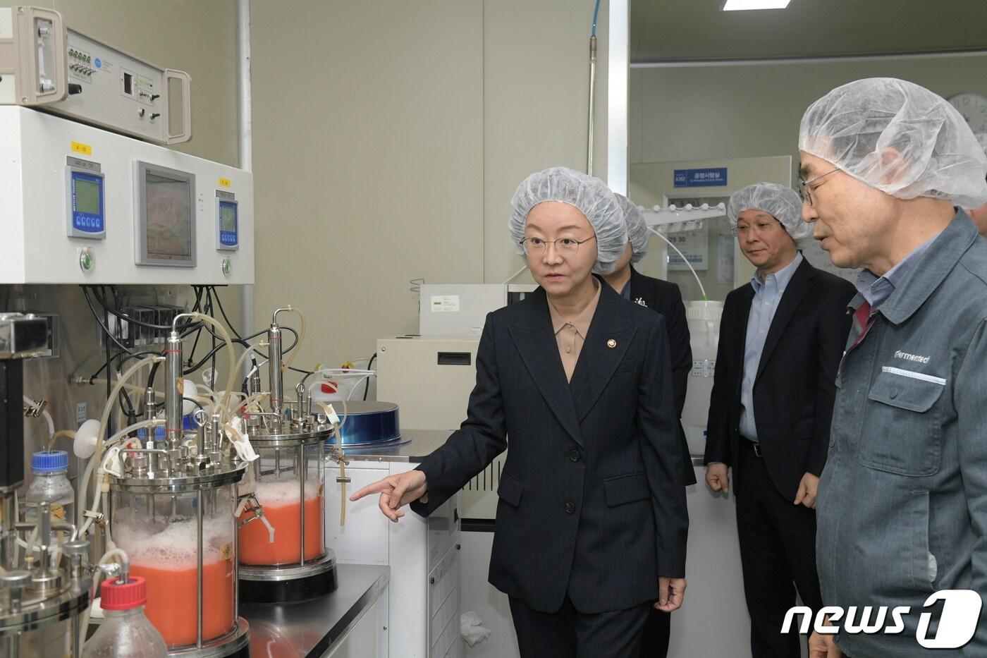 오유경 식약처장이 15일 비타민K2를 제조하는 지에프퍼멘텍(세종시 소재)을 찾아 규제혁신 과제의 추진 상황을 점검하고 있다.(식약처 제공)ⓒ News1