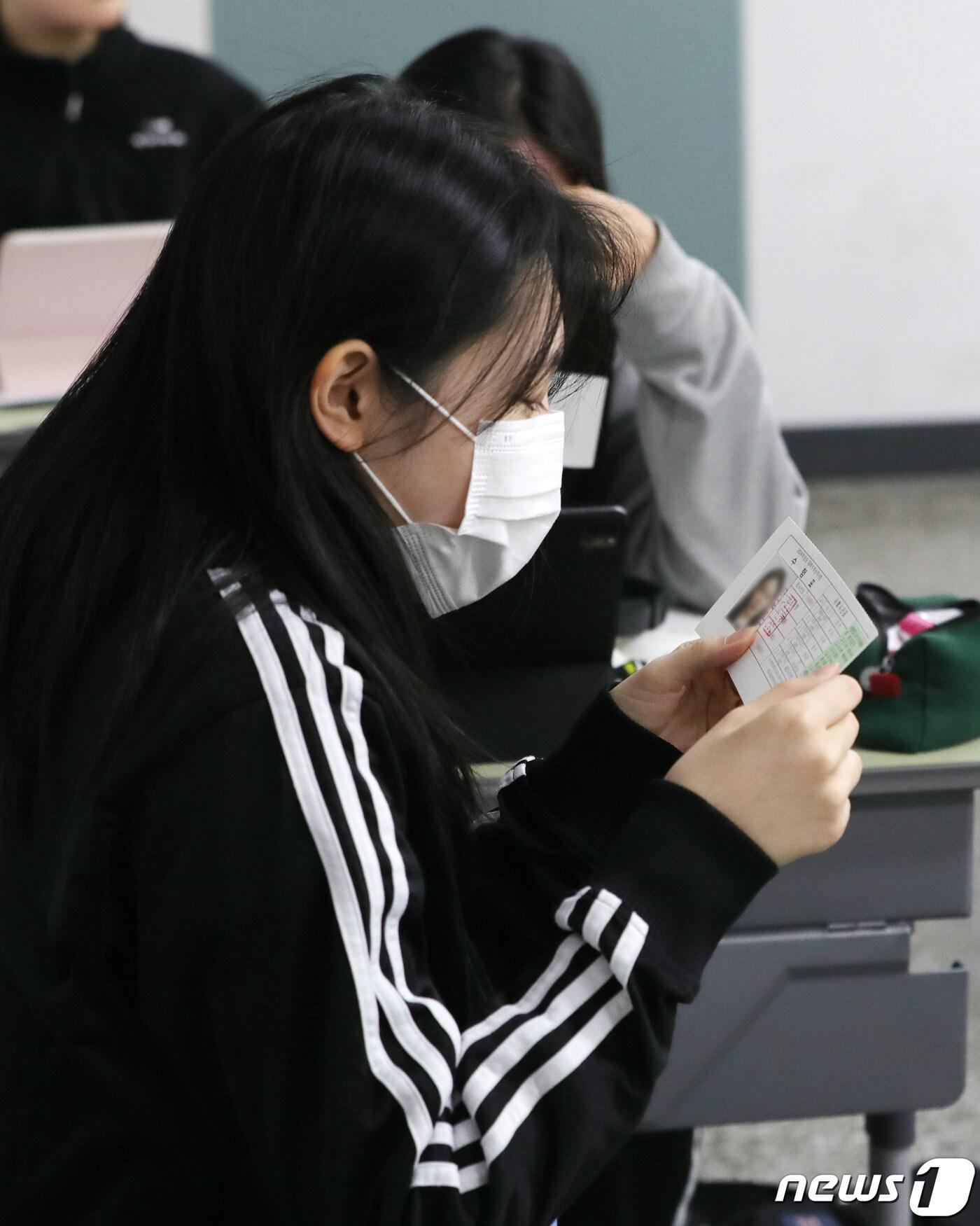 본문 이미지 - 2024학년도 대학수학능력시험을 하루 앞둔 15일 전북 전주시 전주중앙여자고등학교에서 한 수험생이 수험표를 확인하고 있다. 2023.11.15/뉴스1 ⓒ News1 유경석 기자