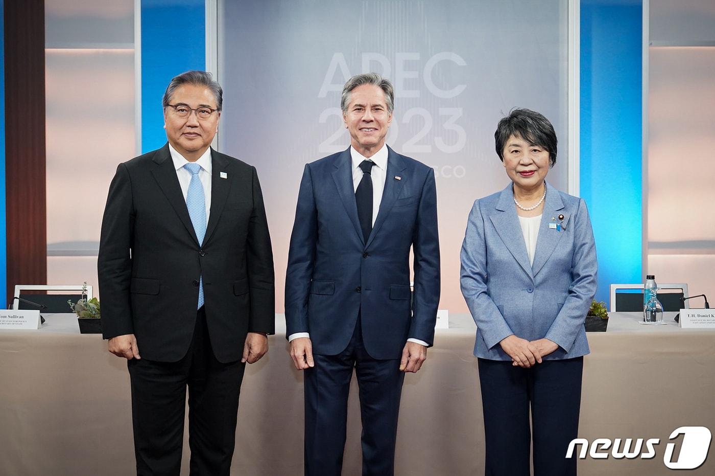 본문 이미지 - 박진 외교부 장관(왼쪽부터)이 14일(현지시간) APEC 정상회의가 열릴 미국 샌프란시스코 모스코니 센터에서 토니 블링컨 미국 국무장관, 가미카와 요코 일본 외무상과 한미일 외교장관회의 전 기념촬영을 하고 있다. (외교부 제공) 2023.11.15/뉴스1