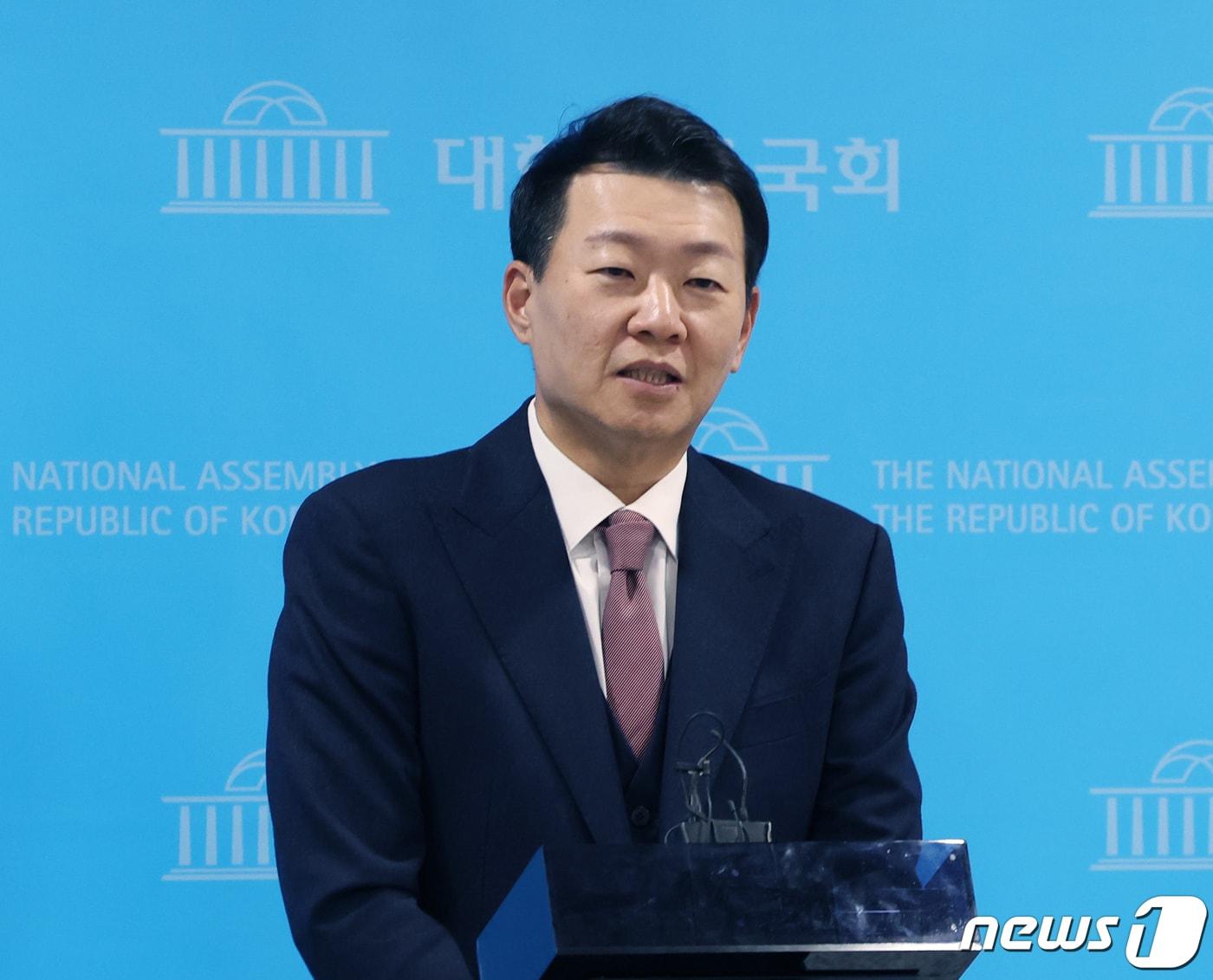 본문 이미지 - 윤희석 국민의힘 선임 대변인이 15일 서울 여의도 국회 소통관에서 열린 '나때 Break' 브리핑에서 취재진 질문을 받고 있다. 2023.11.15/뉴스1 ⓒ News1 송원영 기자