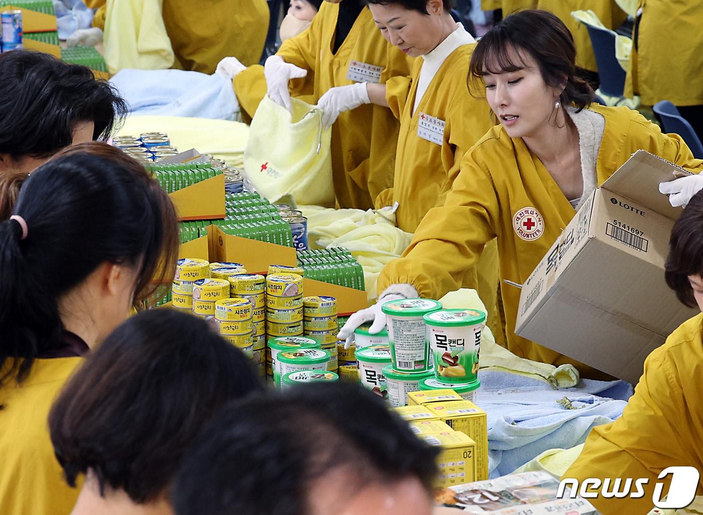 본문 이미지 - 한동훈 법무부 장관의 부인 진은정 씨가 15일 오전 서울 중구 소파로 대한적십자사 서울사무소 앙리뒤낭홀에서 2023 사랑의 선물을 제작하고 있다. 2023.11.15/뉴스1 ⓒ News1 박정호 기자