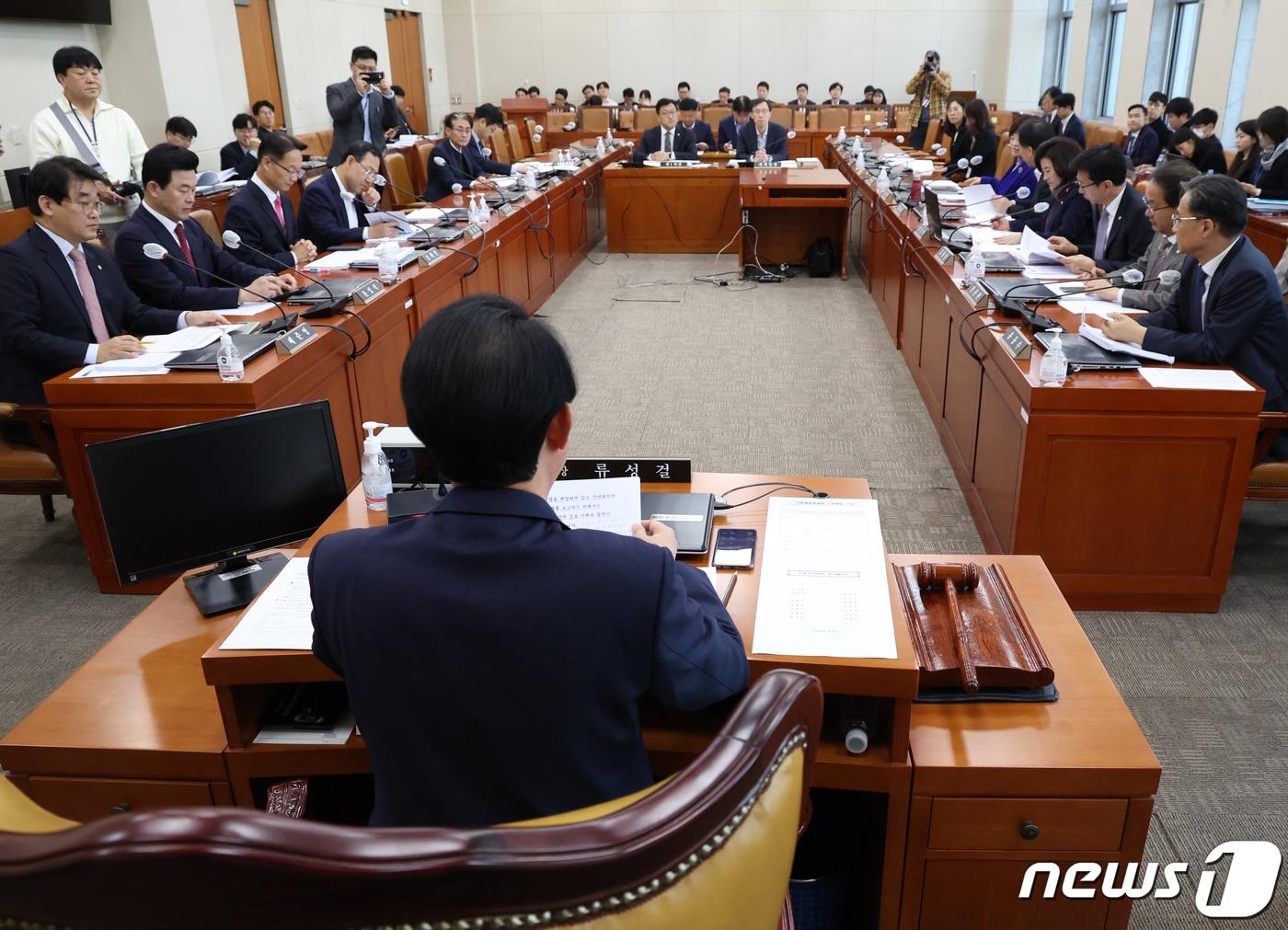 본문 이미지 - 류성걸 기재위 조세소위원장이 15일 오전 서울 여의도 국회에서 열린 기획재정위원회 조세소위원회를 주재하고 있다.2023.11.15/뉴스1 ⓒ News1 송원영 기자