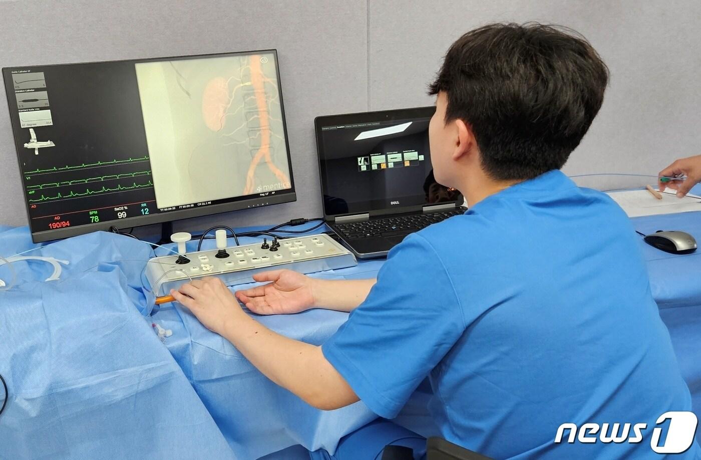 15일 충북 청주시 연세대학교 심혈관제품유효성평가센터에서 열린 '2023 KAMC&CPEC 워크숍'에서 한 참석자가 인터벤션 시뮬레이션 프로그램을 사용하고 있다. ⓒ 뉴스1 최서윤 기자