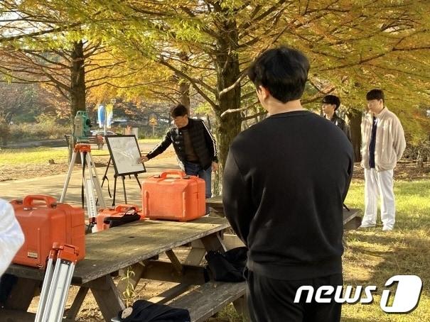 본문 이미지 - 전주대학교 부동산국토정보학과 실습 모습(전주대 제공)/뉴스1
