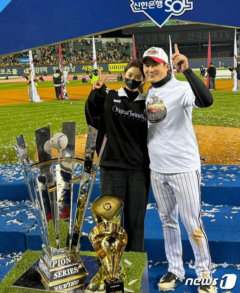 본문 이미지 - LG 트윈스 주장 오지환이 13일 한국시리즈 우승 시상식을 마친 뒤 아내 김영은씨와 기념사진을 촬영하고 있다. (오지환 제공)