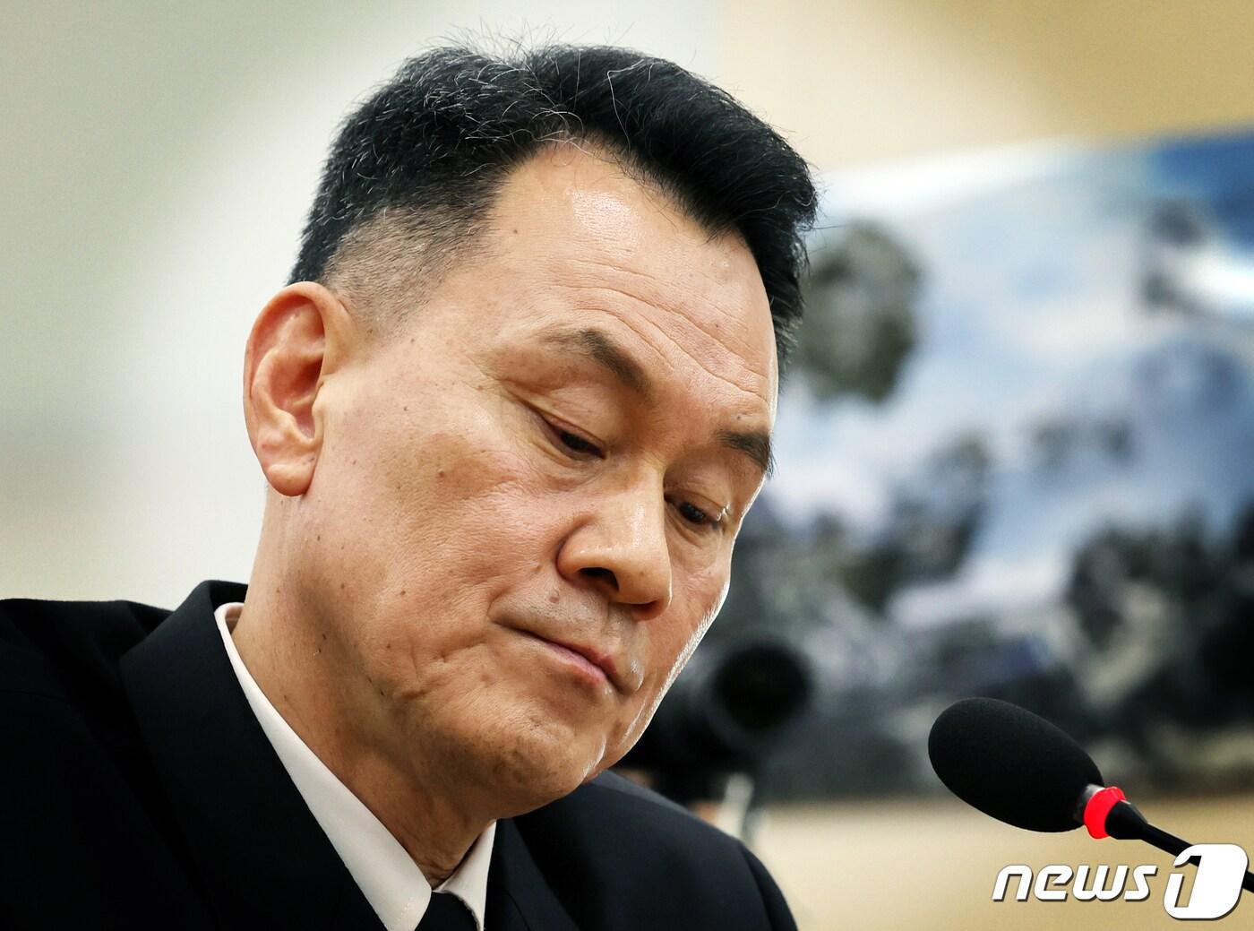 본문 이미지 - 김명수 합동참모본부의장 후보자가 15일 오전 서울 여의도 국회 국방위원회에서 열린 인사청문회에서 생각에 잠겨 있다. 2023.11.15/뉴스1 ⓒ News1 송원영 기자
