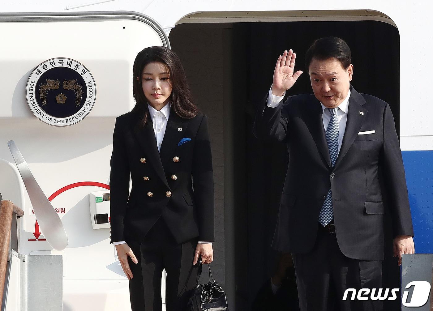 본문 이미지 - 윤석열 대통령과 부인 김건희 여사가 15일 아시아태평양경제협력(APEC) 정상회의 참석을 위해 경기도 성남 서울공항에서 미국 샌프란시스코로 출국 하며 인사를 하고 있다. 2023.11.15/뉴스1 ⓒ News1 박세연 기자