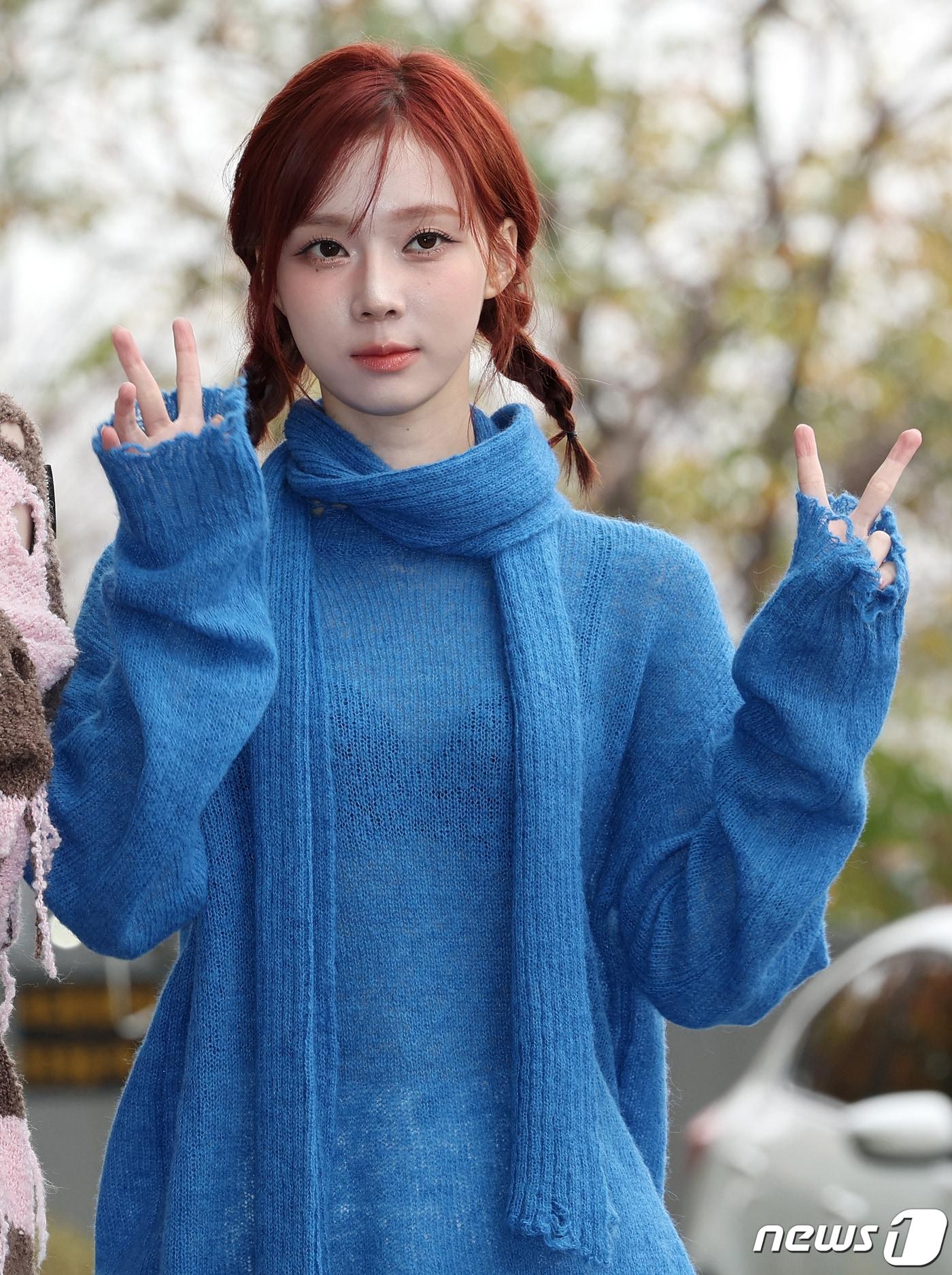 본문 이미지 - 걸그룹 에스파(aespa)의 윈터가 15일 오후 서울 마포구 MBC에서 열린 FM4U '두시의 데이트 재재입니다' 생방송 출연을 위해 방송국으로 들어서며 인사를 하고 있다. 2023.11.15/뉴스1 ⓒ News1 김진환 기자