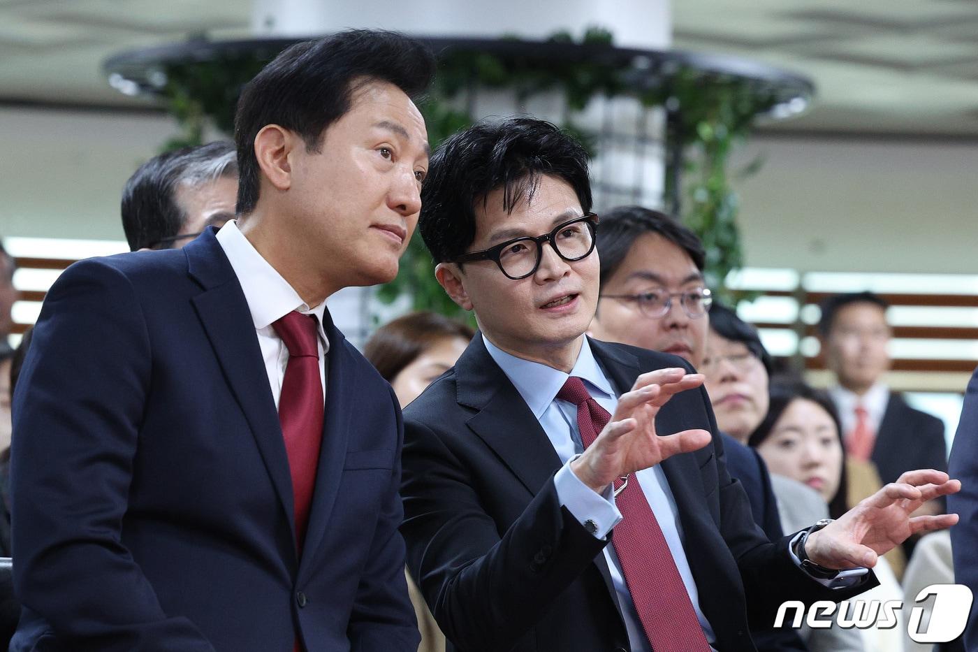 본문 이미지 - 오세훈 서울시장(왼쪽)과 한동훈 법무부 장관이 2023년 11월 15일 오후 서울 동작구 서울여성플라자에서 열린 범죄피해자 원스톱 솔루션센터 설치·운영을 위한 업무협약에서 대화하고 있다. 2023.11.15/뉴스1 ⓒ News1 신웅수 기자