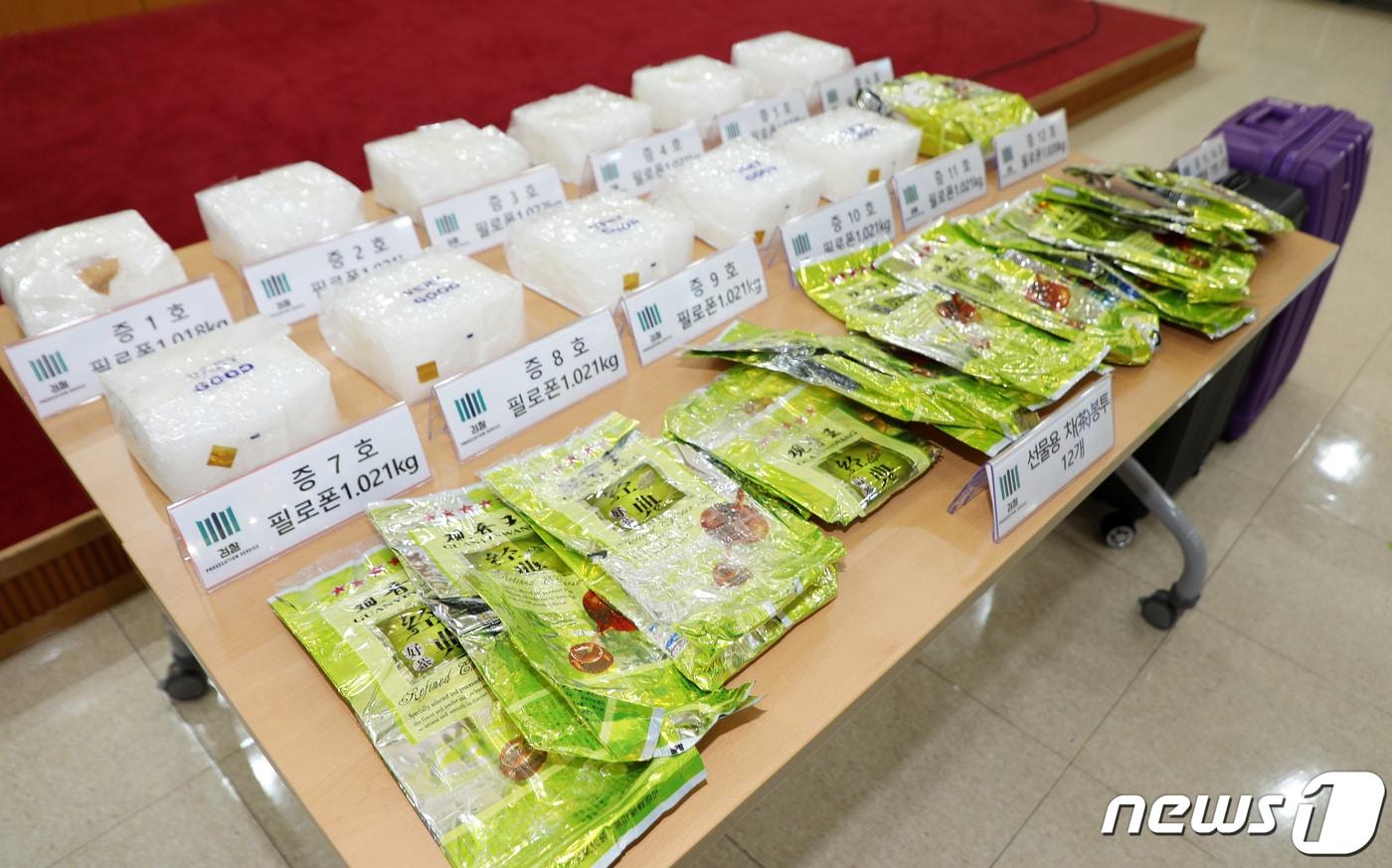 본문 이미지 - 제주지방검찰청이 15일 오후 제주지검 대회의실에서 특정경제 범죄가중 처벌 등에 관한 법률 위반(향정) 혐의로 구속 기소된 말레이시아 국정 남성 2명으로부터 압수한 필로폰 12㎏을 공개했다. 피고인들은 약 1㎏의 필로폰을 마치 중국산 차(茶) 상품인 것처럼 개별 진공포장한 뒤 여행용 가방 2개에 나눠 담아 왔던 것으로 드러났다.2023.11.15./뉴스1 ⓒ News1 오미란 기자