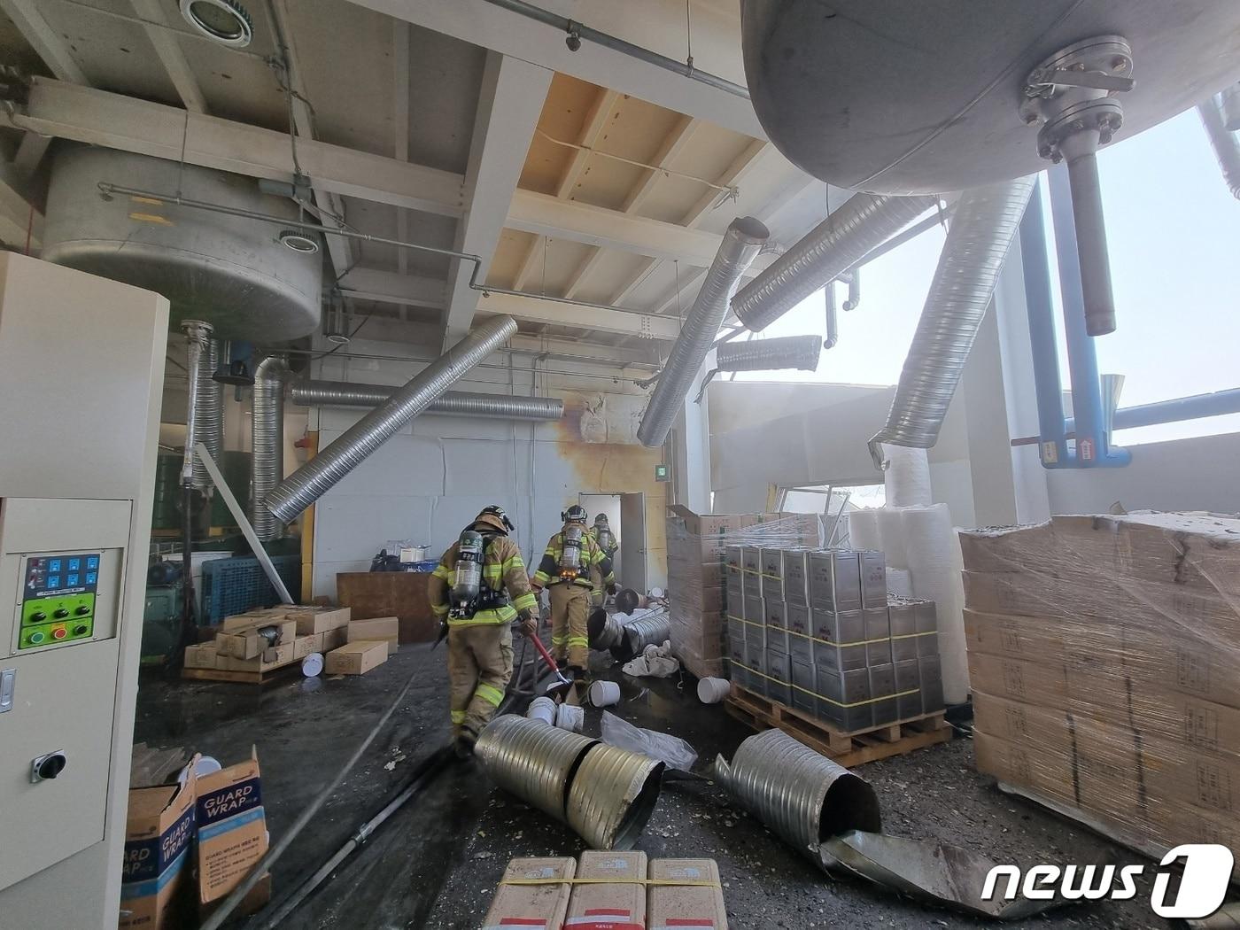 본문 이미지 -  공주시 정안면 페인트 공장 사고 현장 모습. (공주소방서 제공) / 뉴스1