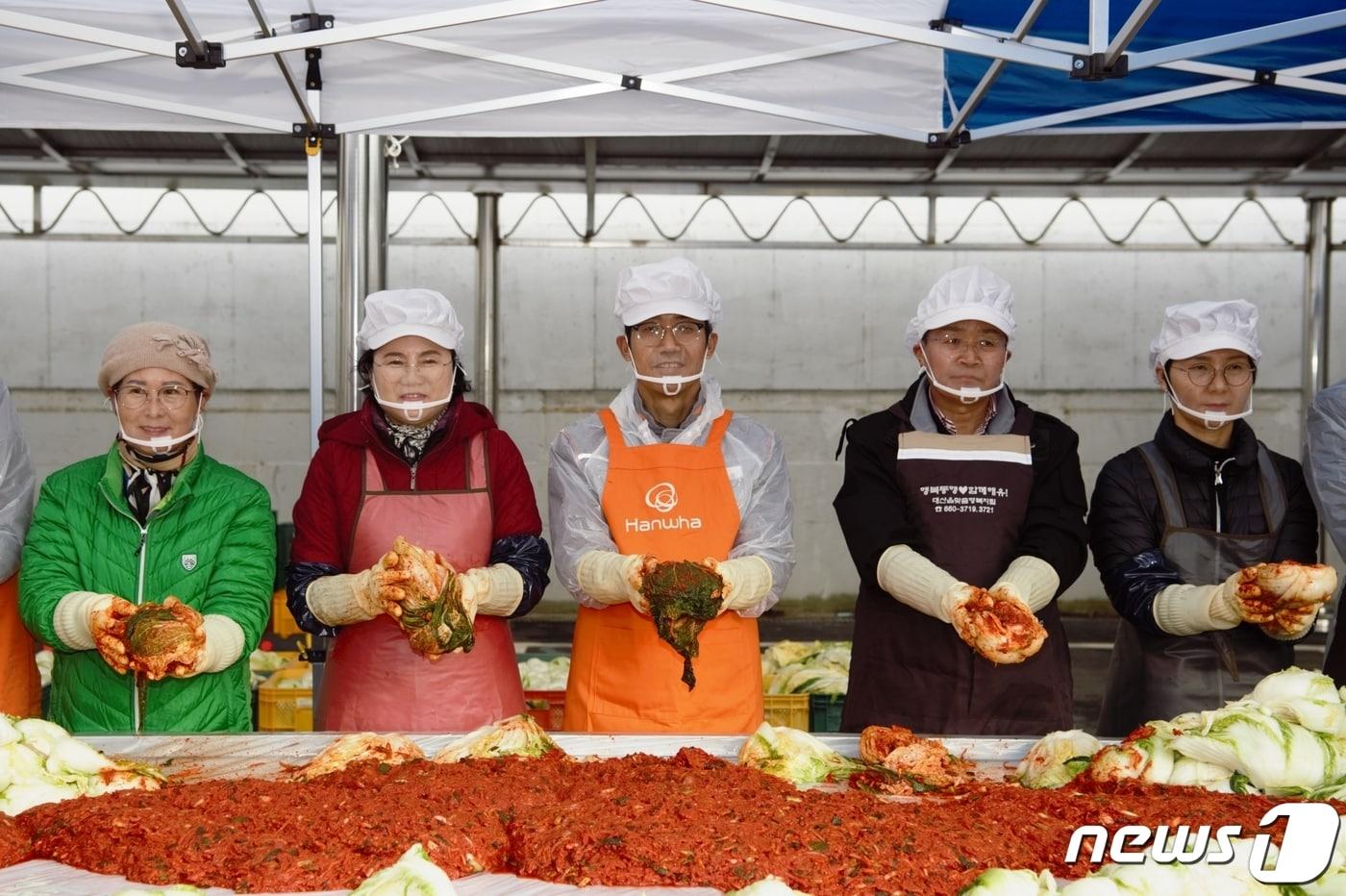 본문 이미지 - 한화토탈에너지스 임직원과 대산읍새마을지도자회 회원 및 부녀회 자원봉사자들이 김장 나눔 행사에 참여해 구슬땀을 흘리고 있다.(한화토탈에너지스 제공)/뉴스1