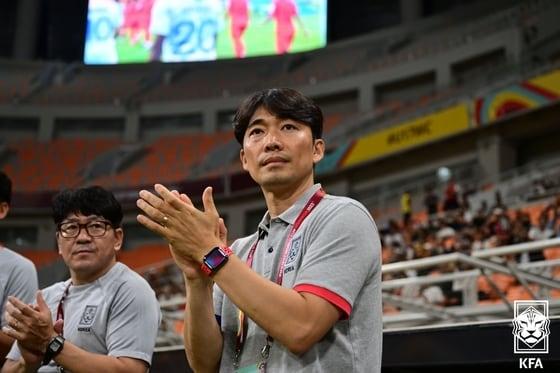 본문 이미지 - 15일 오후 인도네시아 자카르타 인터내셔널 스타디움에서 열린 2023 국제축구연맹(FIFA) 17세 이하(U-17) 월드컵 조별예선 2차전 대한민국과 프랑스의 경기, 변성환 감독이 손뼉치고 있다. (대한축구협회 제공) 2023.11.15/뉴스1