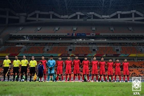 본문 이미지 - 15일 오후 인도네시아 자카르타 인터내셔널 스타디움에서 열린 2023 국제축구연맹(FIFA) 17세 이하(U-17) 월드컵 조별예선 2차전 대한민국과 프랑스의 경기, 한국 대표팀 선수들이 도열해 있다. (대한축구협회 제공) 2023.11.15/뉴스1