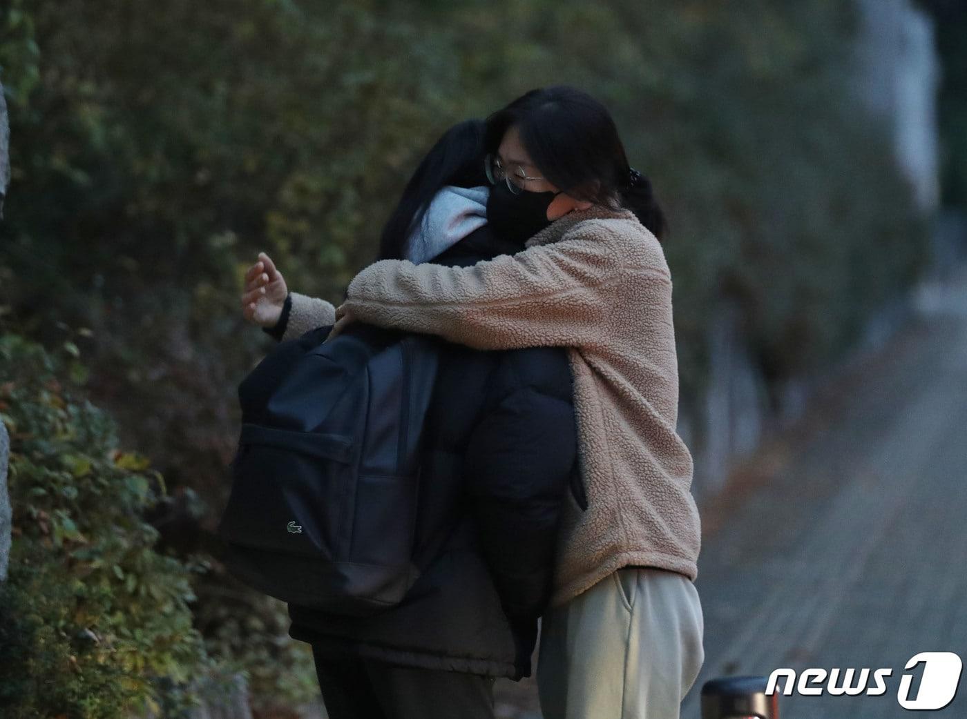 본문 이미지 - 2024학년도 대학수학능력시험일인 16일 오전 경기 화성시 나루고등학교에서 한 수험생이 입실 전 어머니의 격려를 받고 있다. 2023.11.16/뉴스1 ⓒ News1 김영운 기자
