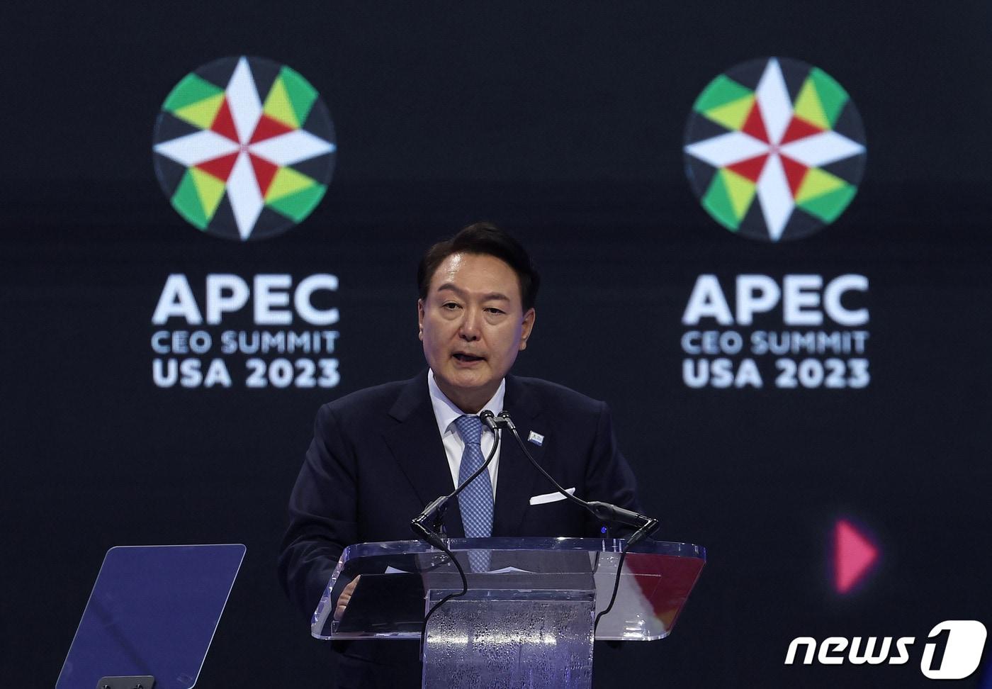 윤석열 대통령이 15일(현지시간) 아시아태평양경제협력체(APEC) 정상회의 참석차 방문 중인 미국 샌프란시스코에서 APEC CEO(최고경영자) 서밋에 참석해 기조연설을 하고 있다. 2023.11.16 ⓒ AFP=뉴스1 ⓒ News1 정지형 기자