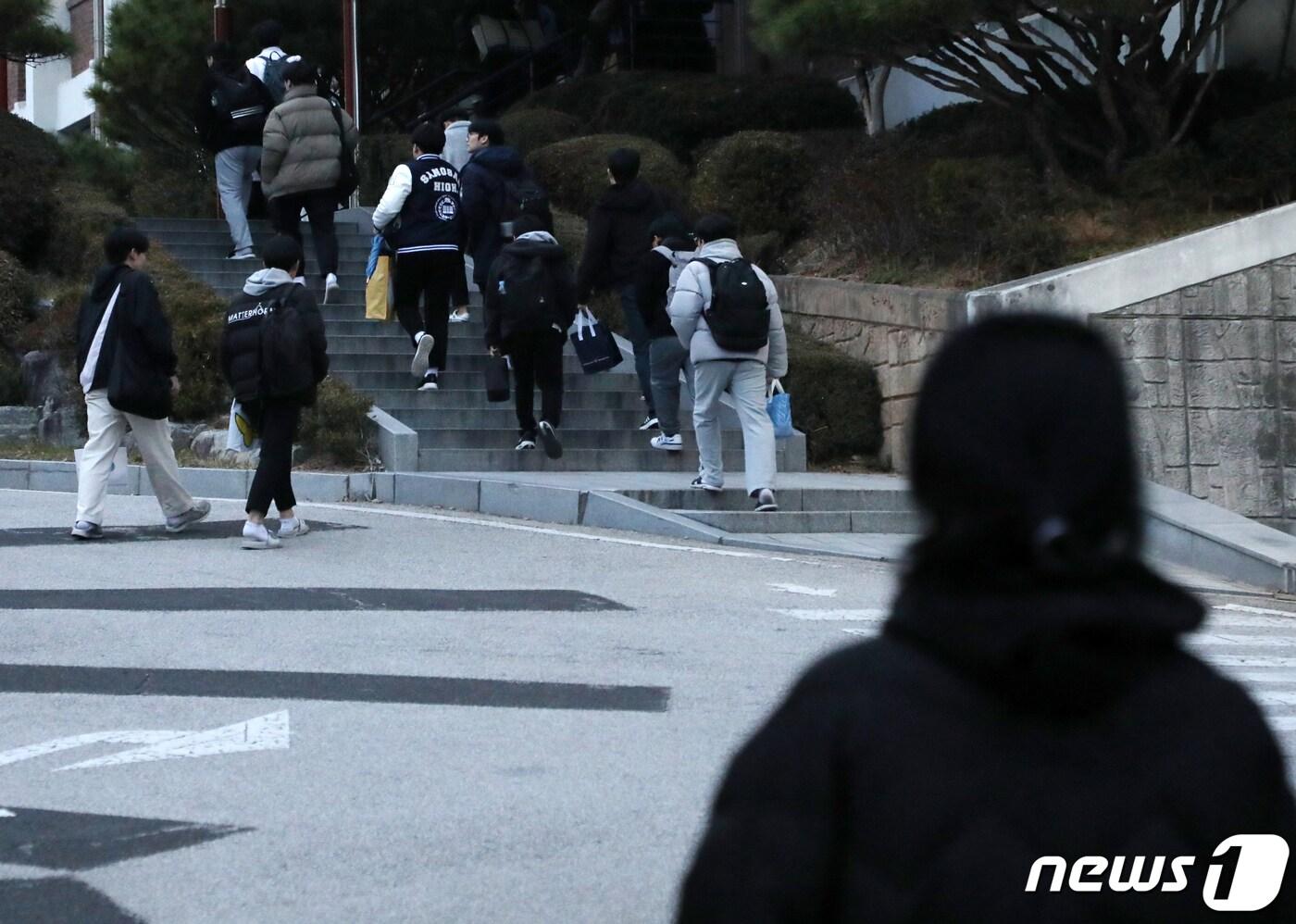 본문 이미지 - 2024학년도 대학수학능력시험일인 16일 전북 전주시 영생고등학교 앞에서 한 학부모가 고사장으로 향하는 수험생 자년를 바라보고 있다. 2023.11.16/뉴스1 ⓒ News1 유경석 기자