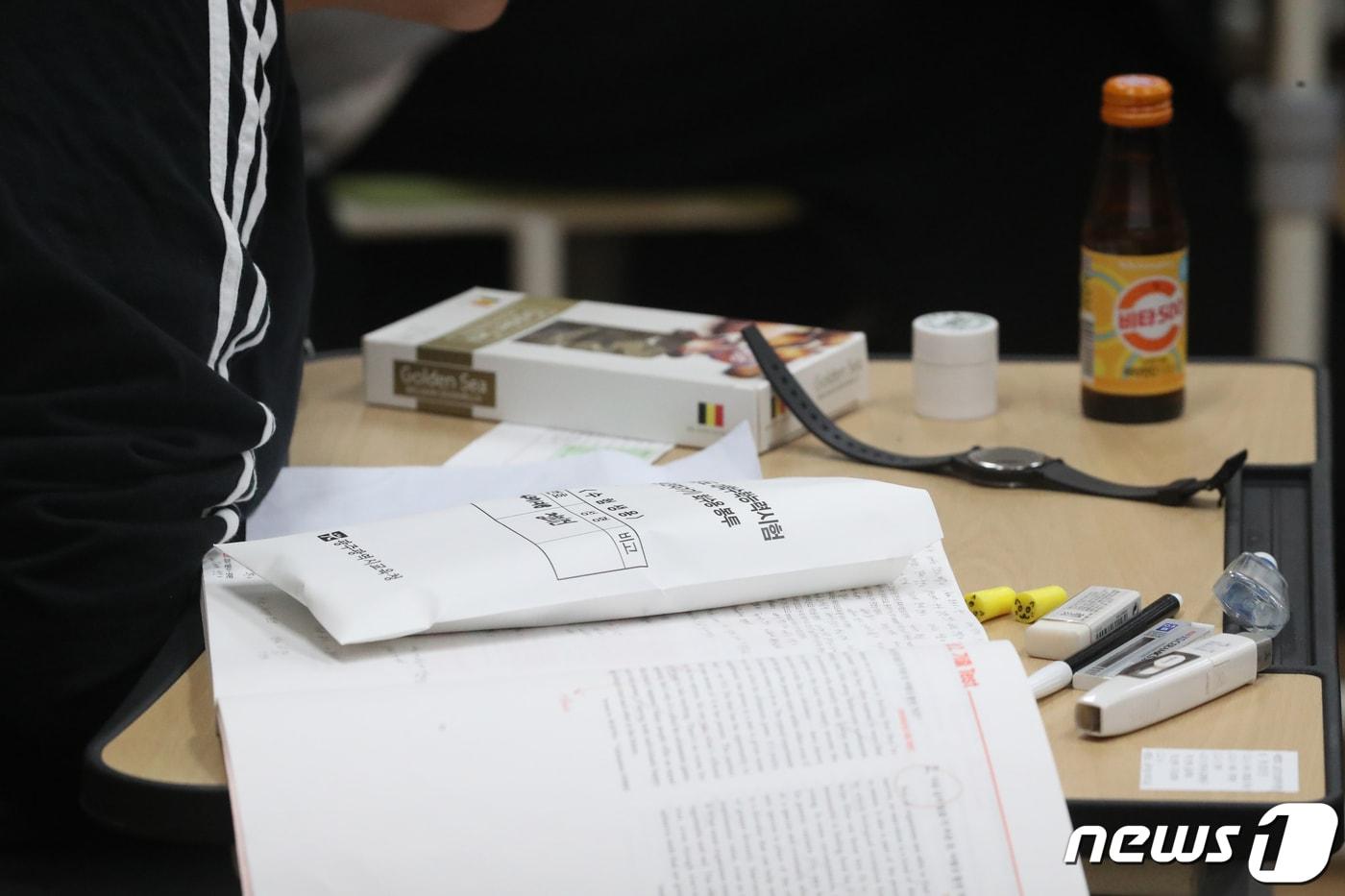 2024학년도 대학수학능력시험일인 지난해 11월16일 오전 광주 북구의 한 시험장에서 수험생들이 시험지 배부를 기다리고 있다. /뉴스1 ⓒ News1 김태성 기자