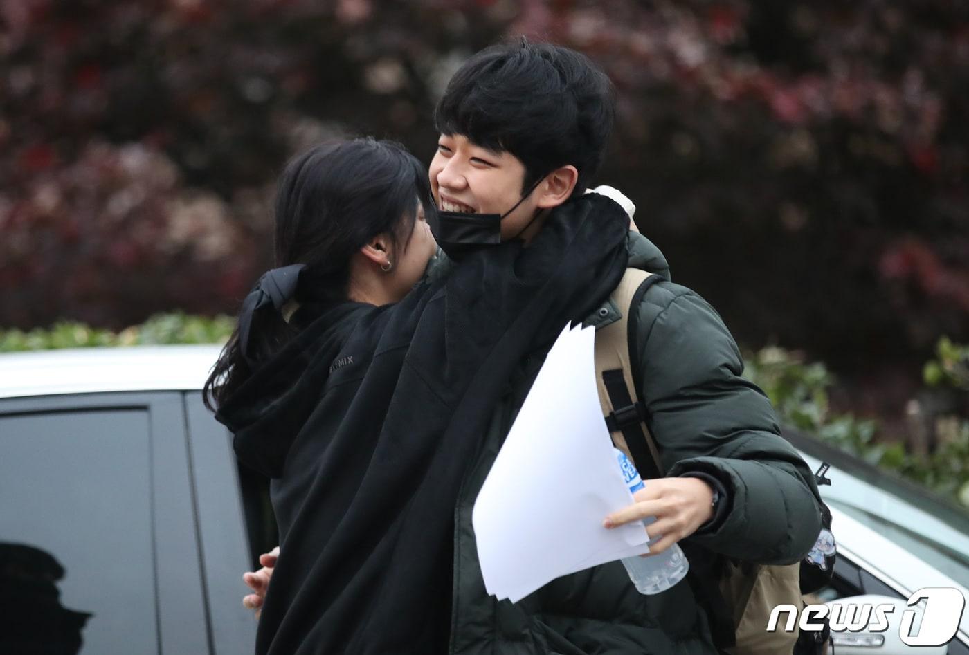 본문 이미지 - 2024학년도 대학수학능력시험일인 16일 오전 대전시교육청 제27시험지구 제16시험장인 대전 서구 한밭고등학교에서 한 수험생이 어머니와 포옹을 하고 있다. 2023.11.16/뉴스1 ⓒ News1 김기태 기자