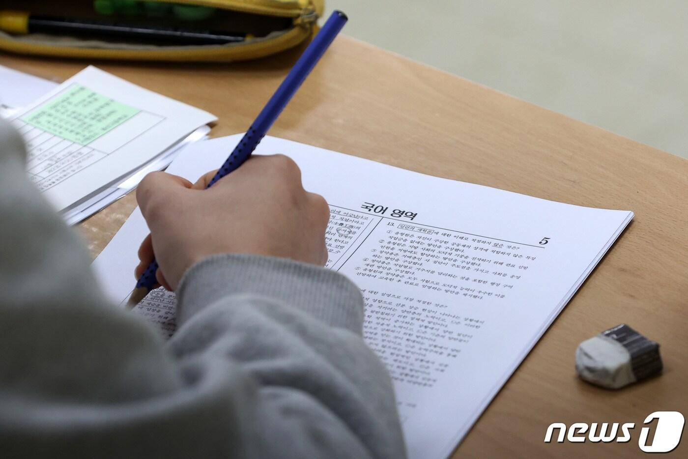 본문 이미지 - 2024학년도 대학수학능력시험이 치러진 지난 16일 서울 용산고등학교에서 한 수험생이 시험 시작에 앞서 막바지 공부를 하고 있다. /뉴스1 ⓒ News1 사진공동취재단