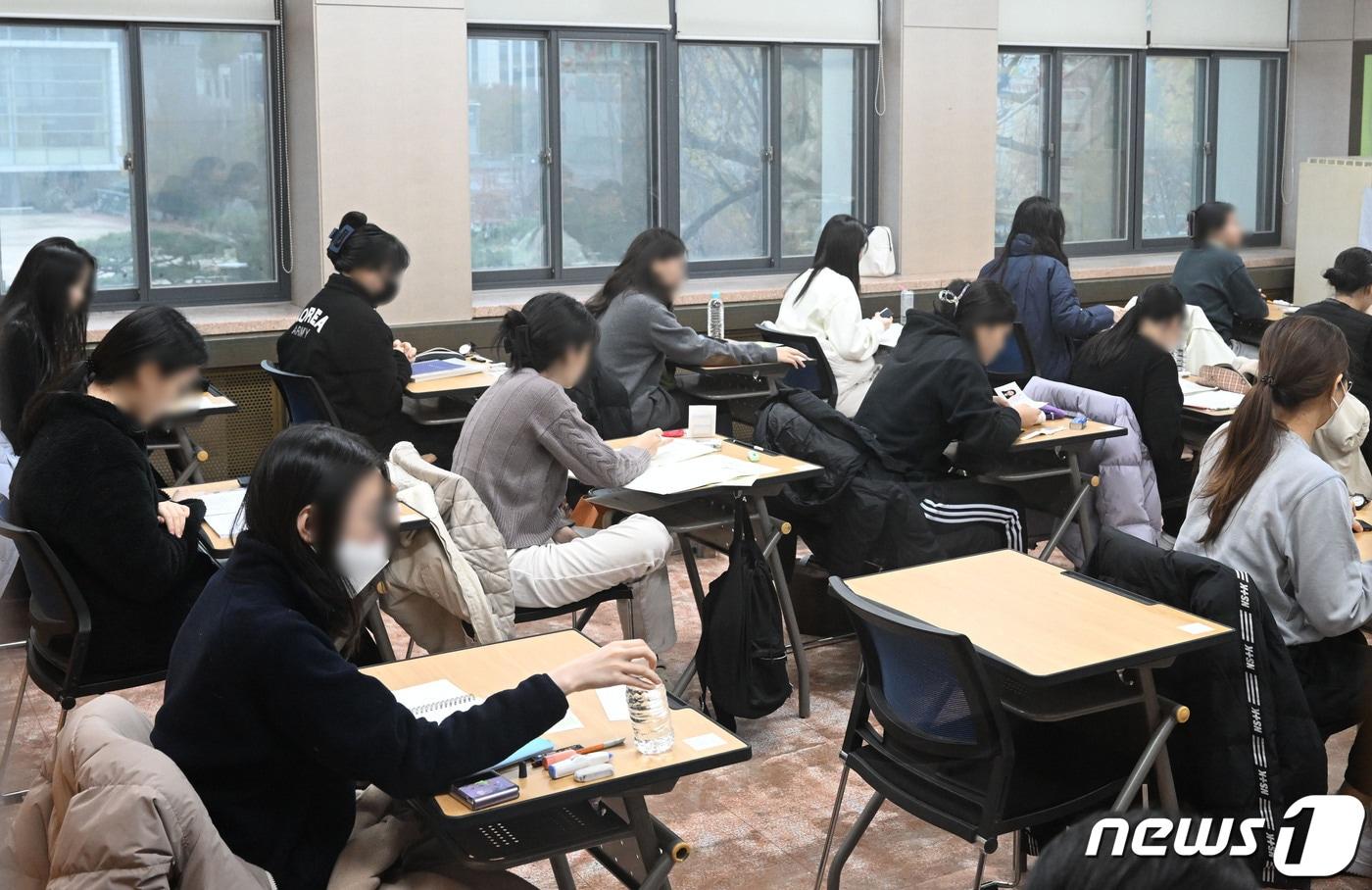 2024학년도 대학수학능력시험일인 16일 서울 중구 이화여자외국어고등학교에서 수험생이 시험 시작을 기다리고 있다. 2023.11.16/뉴스1 ⓒ News1 사진공동취재단