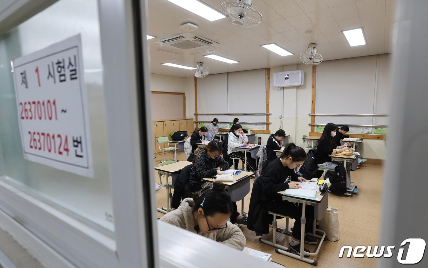 2024학년도 대학수학능력시험일인 16일 오전 광주경신여고에 마련된 고사장에서 수험생들이 시험을 준비하고 있다. 2023.11.16/뉴스1 ⓒ News1 김태성 기자