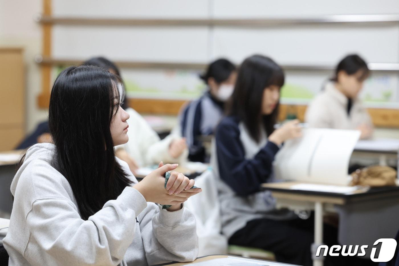 2024학년도 대학수학능력시험일인 16일 오전 광주경신여고에 마련된 고사장에서 수험생들이 시험을 준비하고 있다. 2023.11.16/뉴스1 ⓒ News1 김태성 기자