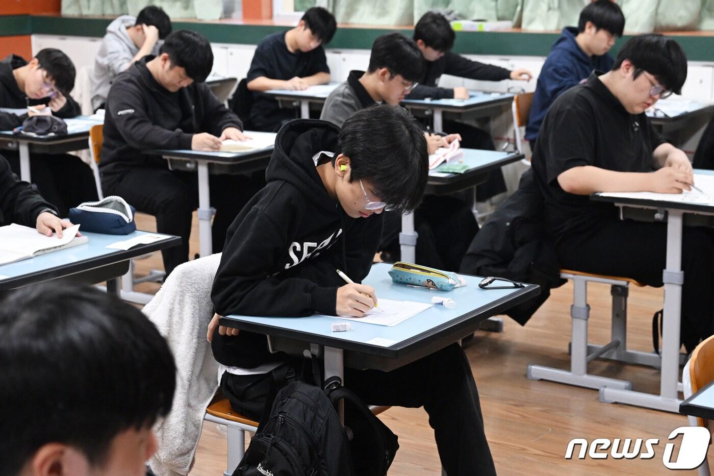 2024학년도 대학수학능력시험일인 16일 오전 제주도교육청 95지구 제3시험장이 마련된 제주시 오현고등학교에서 수험생들이 1교시 시험을 준비하고 있다.(제주도사진기자회) 2023.11.16/뉴스1