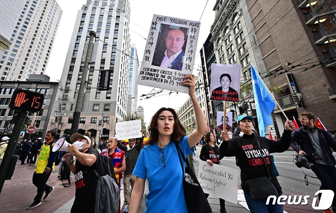 본문 이미지 - 15일(현지시간) APEC 정상회의가 열리는 캘리포니아주 샌프란시스코에서 티벳과 위구르인을 지지하는 시위대가 행진을 하고 있다. 2023.11.16 ⓒ AFP=뉴스1 ⓒ News1 우동명 기자