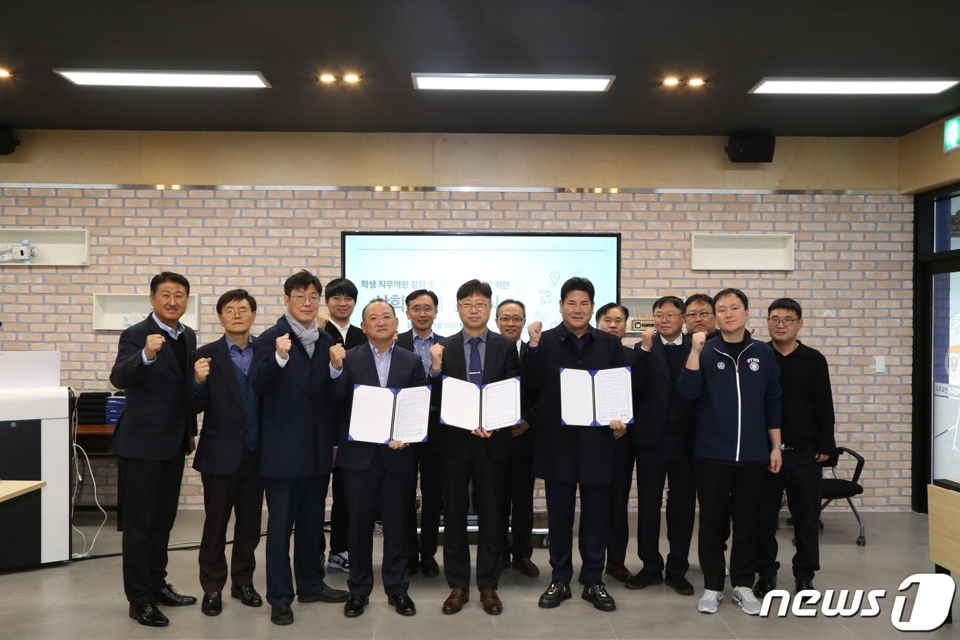 본문 이미지 - 수원 삼일공업고등학교 김동수 교장(사진 가운데)이 한국자산관리공사·㈜캠코시설관리와 산학 협력 협약을 체결한 뒤 기념촬영을 하고 있다.(삼일공고 제공) 