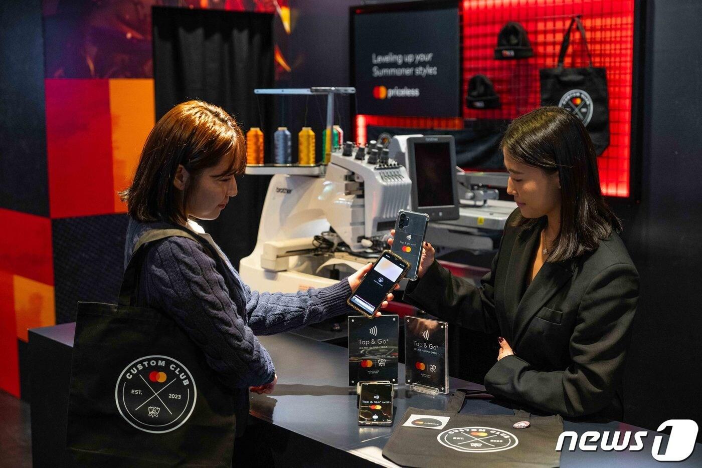 마스터카드는 16일부터 19일까지 서울 광화문 광장에서 열리는 '월즈 팬 페스트 2023'에서 '마스터카드 커스텀 클럽'을 운영하고, NFC 기능이 있는 스마트기기를 결제 단말기로 이용해 안전하고 간편한 결제를 지원하는 Tap on Phone 기술을 선보인다. Tap on Phone 기기는 컨택리스 카드 및 EMV 표준규격을 따르는 모바일 월렛 결제를 지원한다/사진제공=마스터카드