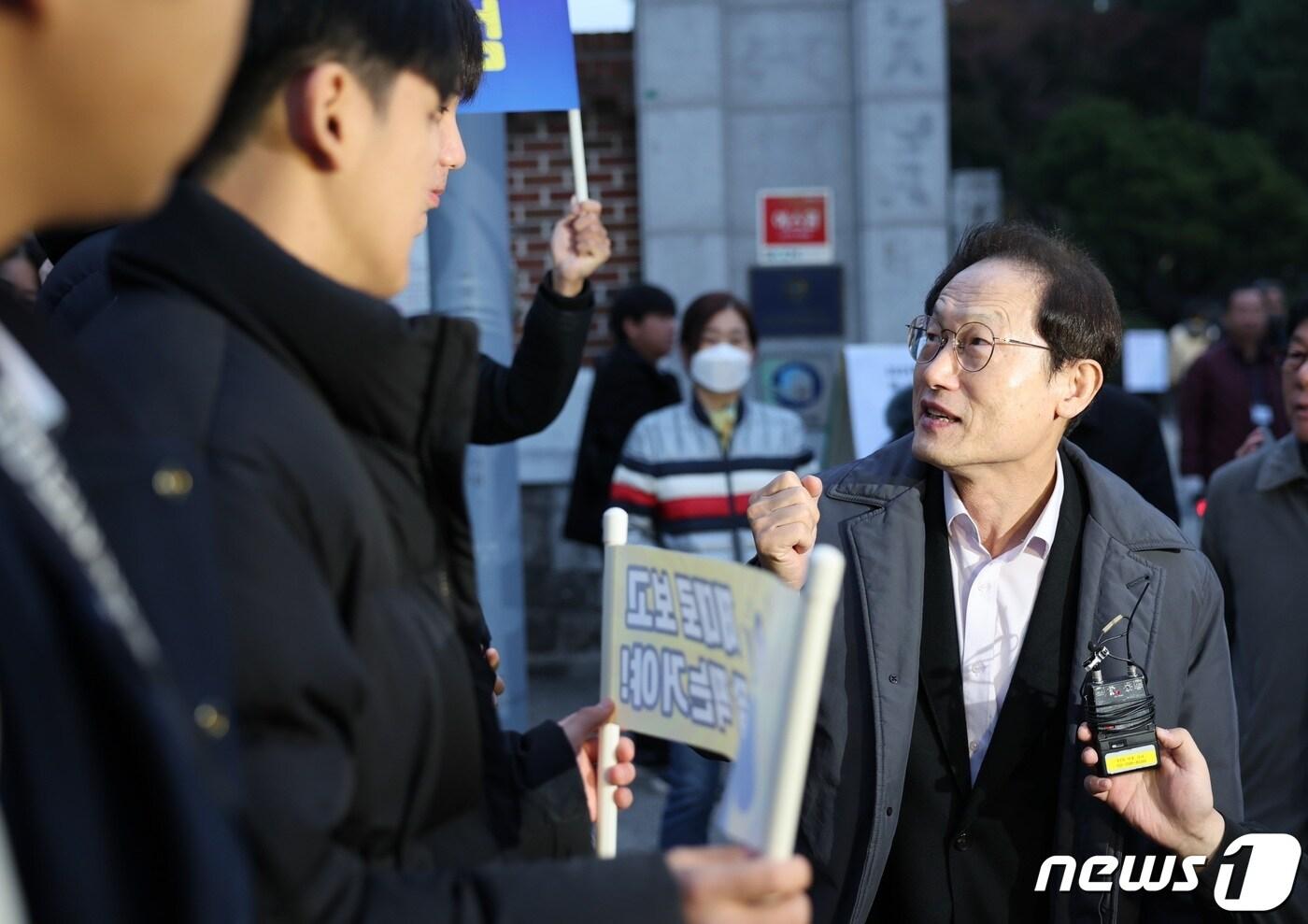 조희연 서울시교육감이 2024학년도 대학수학능력시험인 지난해 11월16일 서울 용산고등학교 시험장 앞에서 응원 온 학생들과 대화를 나누고 있다. (서울시교육청 제공)/뉴스1