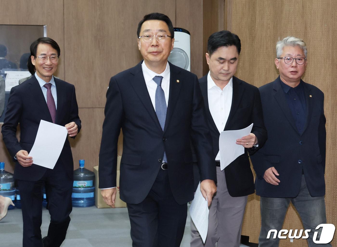 본문 이미지 - 더불어민주당 이원욱(왼쪽부터), 윤영찬, 김종민, 조응천 의원이 16일 서울 여의도 국회 소통관에서 '원칙과 상식' 출범 기자회견을 위해 입장하고 있다. 2023.11.16/뉴스1 ⓒ News1 송원영 기자