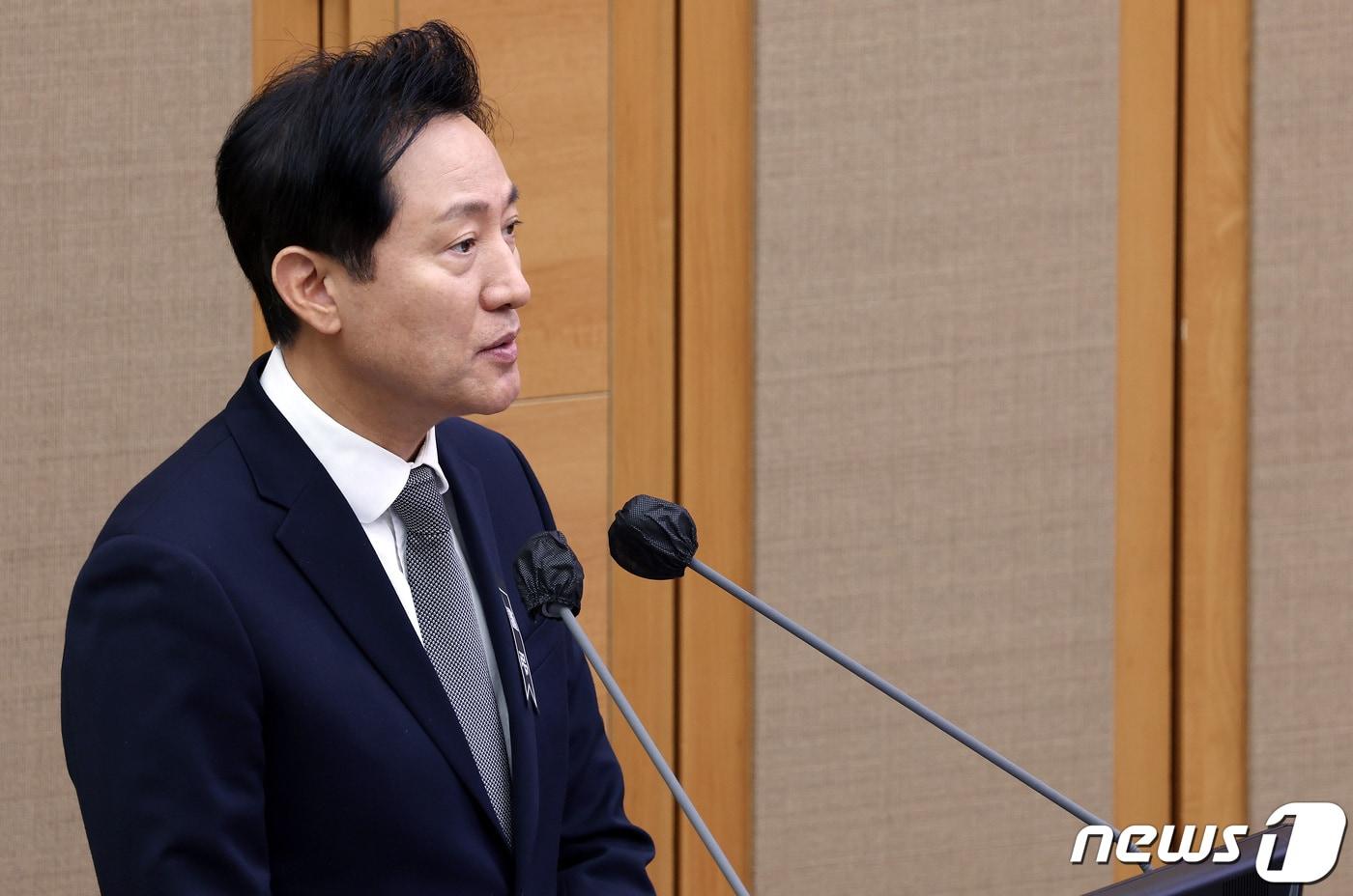 본문 이미지 - 오세훈 서울시장이 16일 오전 서울시의회 본회의장에서 열린 '제321회 정례회 제2차 본회의'에서 이종배 서울시의원의 시정질문에 답하고 있다. 2023.11.16/뉴스1 ⓒ News1 이동해 기자